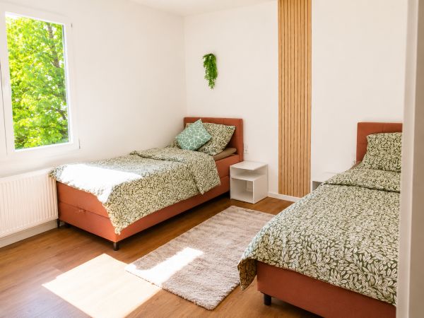 Schlafzimmer mit zwei Einzelbetten