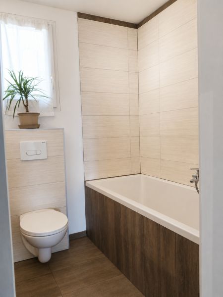Helles Badezimmer mit Badewanne