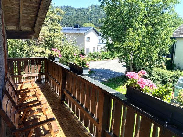 Sonniger Balkon mit Blick über die Umgebung